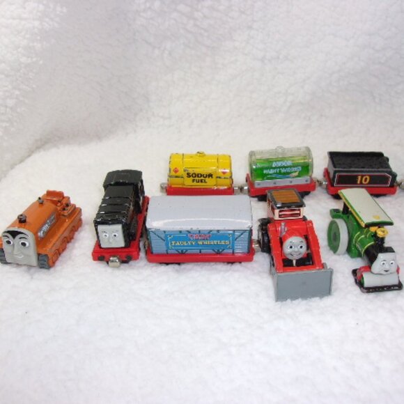 T-176 ST OF 10 THOMAS THE TRAIN MAGNETIC CONNECTING CARS - Picture 2 of 8